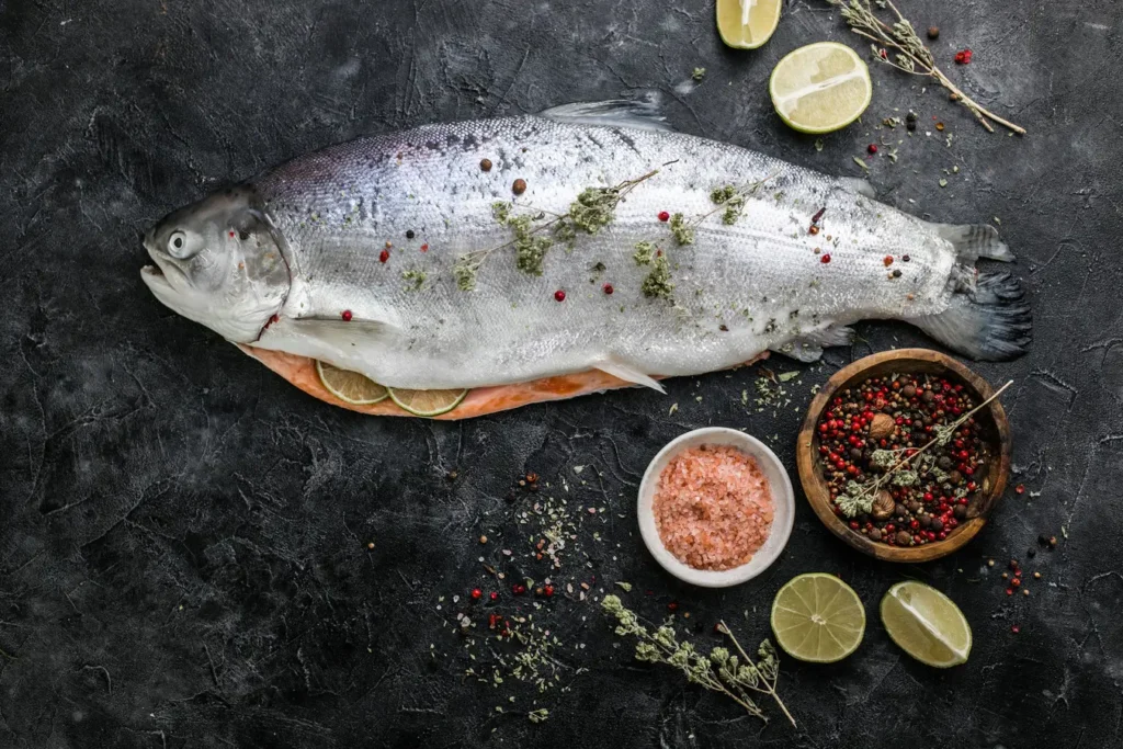 Clínica del Crecimiento | consejos para una alimentación saludable,crecimiento,comida saludable,alimentación saludable Niño comiendo pescado a la plancha con ensalada