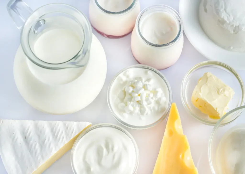 Clínica del Crecimiento | consejos para una alimentación saludable,crecimiento,comida saludable,alimentación saludable Vaso de leche junto a una porción de queso y yogur
