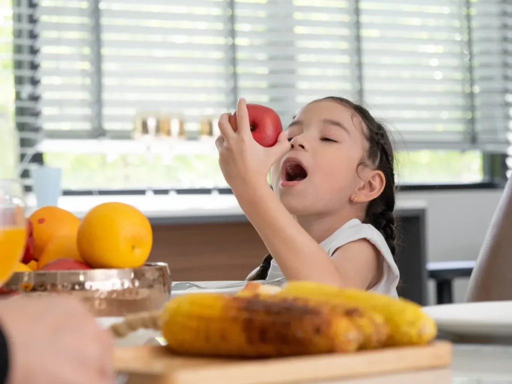 Clínica del Crecimiento | consejos para una alimentación saludable,crecimiento,comida saludable,alimentación saludable niña comiendo frutos