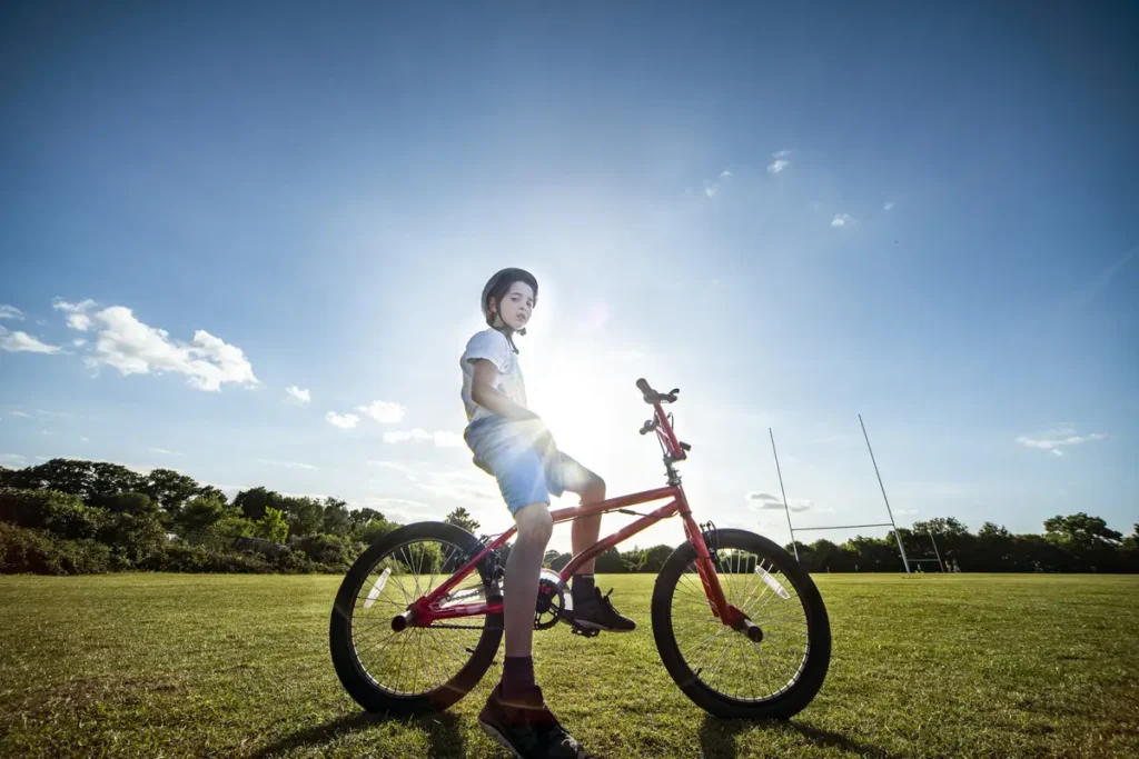 Clínica del Crecimiento | deporte en la adolescencia,adolescentes y el deporte,beneficios del deporte,actividad física juvenil El ciclismo ayuda a mejorar la salud cardiovascular y es una excelente opción para los adolescentes
