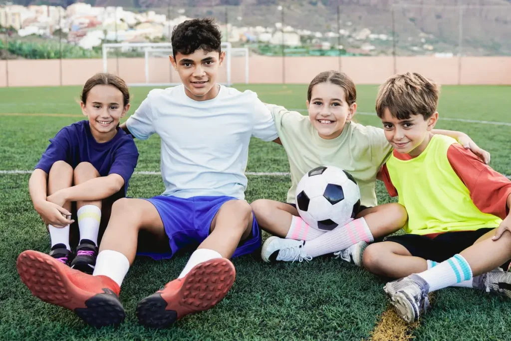 Clínica del Crecimiento | deporte en la adolescencia,adolescentes y el deporte,beneficios del deporte,actividad física juvenil El fútbol es uno de los deportes para adolescentes más populares