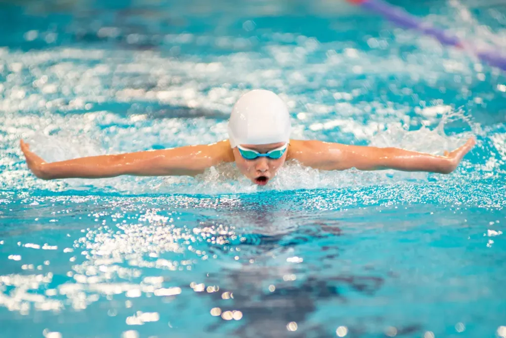 Clínica del Crecimiento | deporte en la adolescencia,adolescentes y el deporte,beneficios del deporte,actividad física juvenil La natación es un deporte para adolescentes que fortalece todos los músculos y mejora la capacidad pulmonar