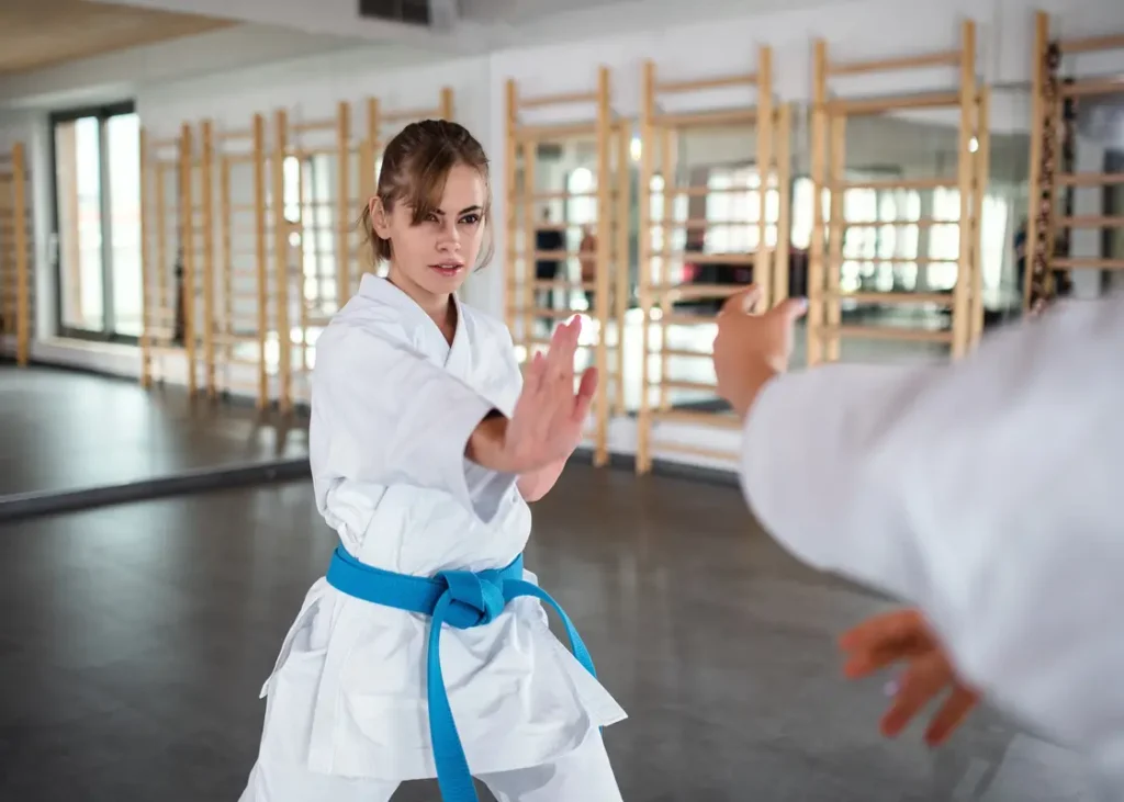Clínica del Crecimiento | deporte en la adolescencia,adolescentes y el deporte,beneficios del deporte,actividad física juvenil Las artes marciales como el Tae Kwon Do fomentan disciplina y autocontrol
