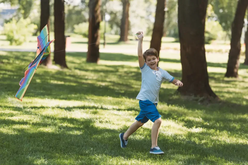 Clínica del Crecimiento | obesidad infantil,sobrepeso y obesidad Niño corriendo en un parque para prevenir la obesidad infantil