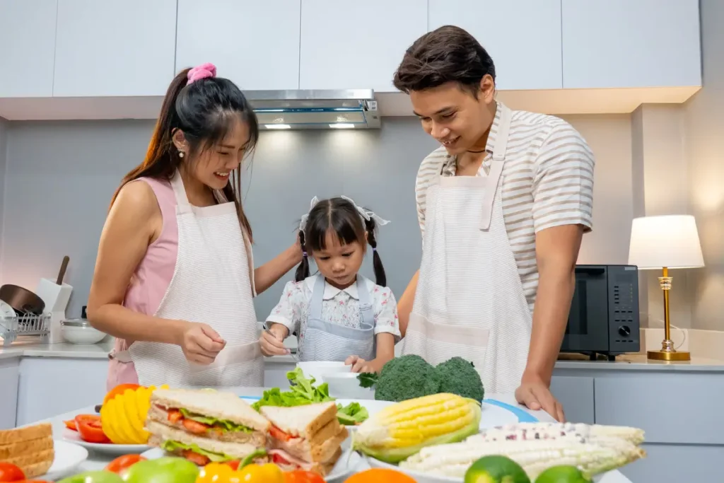 Clínica del Crecimiento | obesidad infantil,sobrepeso y obesidad Padres cocinando alimentos nutritivos para fomentar buenos hábitos