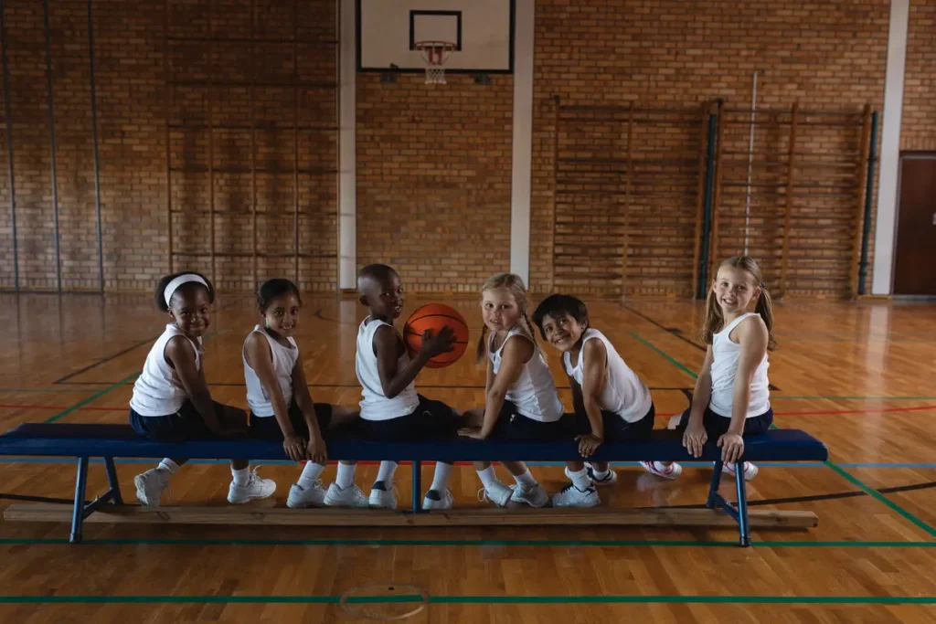 Clínica del Crecimiento | deporte en la adolescencia,adolescentes y el deporte,beneficios del deporte,actividad física juvenil básquetbol es un deporte para adolescentes que fortalece el trabajo en equipo y la agilidad