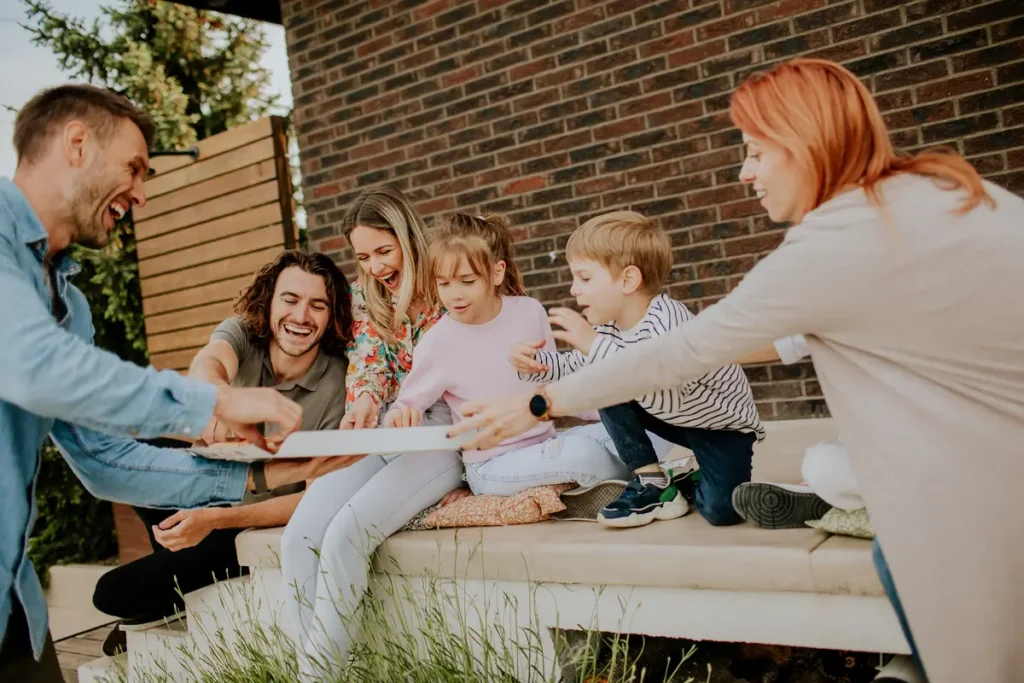 Clínica del Crecimiento | actividades con niños,dinámica para niños,juegos infantiles,actividades familia Grupo familiar riendo durante una reunión – actividades con niños