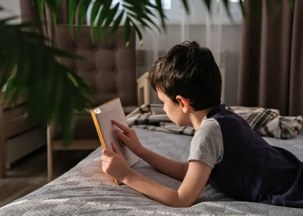 Clínica del Crecimiento | actividades con niños,dinámica para niños,juegos infantiles,actividades familia Niño leyendo un cuento en su cama – leer cuentos