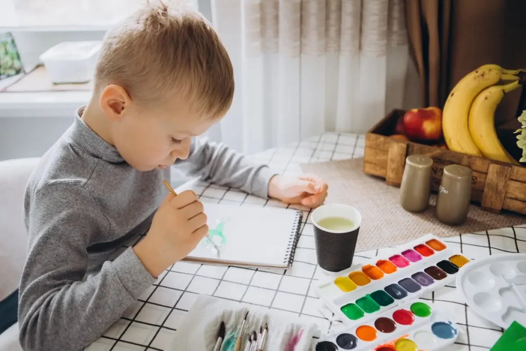 Clínica del Crecimiento | actividades con niños,dinámica para niños,juegos infantiles,actividades familia Niño pintando con acuarelas