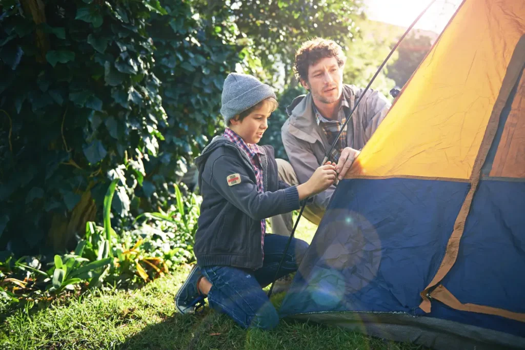 Niños en carpa de acampada en el jardín – acampada con niños