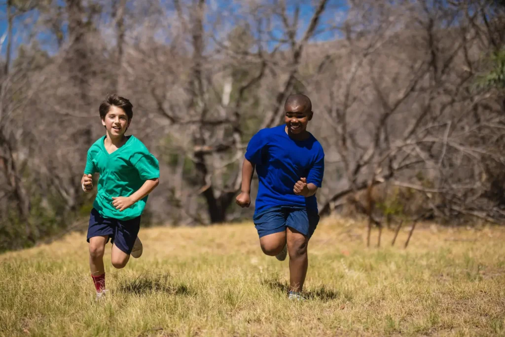 Clínica del Crecimiento | Grupo de niños jugando fútbol - actividad física para prevenir la obesidad infantil - clinica del crecimiento