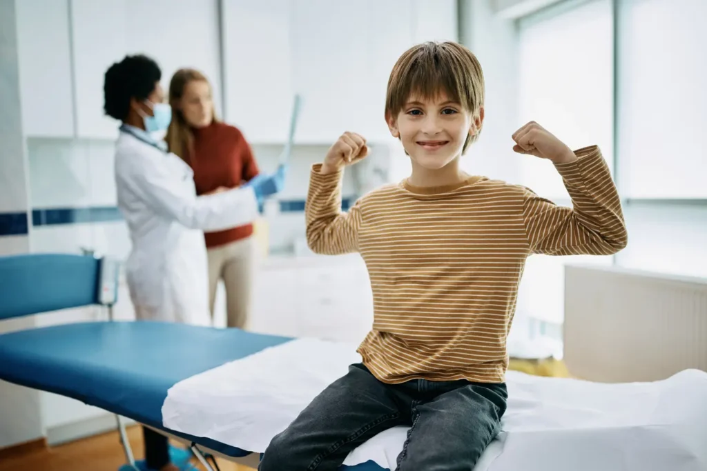 Niño en control clínico tras recibir beneficios de la hormona de crecimiento