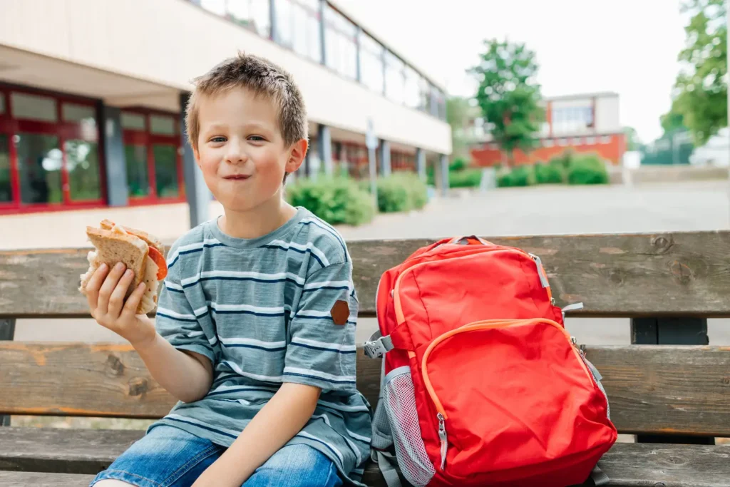 Clínica del Crecimiento | regreso a clases,Cómo preparar a tu hijo para el regreso a clases,lonchera saludable,horarios de sueño,chequeo médico Niño con mochila lista para el regreso a clases- clinica del crecimiento