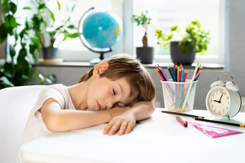 Clínica del Crecimiento | regreso a clases,Cómo preparar a tu hijo para el regreso a clases,lonchera saludable,horarios de sueño,chequeo médico Niño durmiendo temprano para cumplir con sus horarios de sueño-clinica del crecimiento
