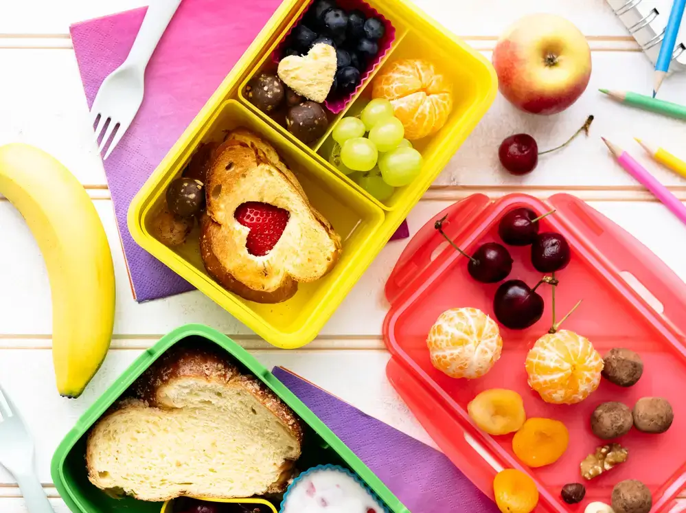 lonchera saludable niños con frutas frescas- clinica del crecimiento