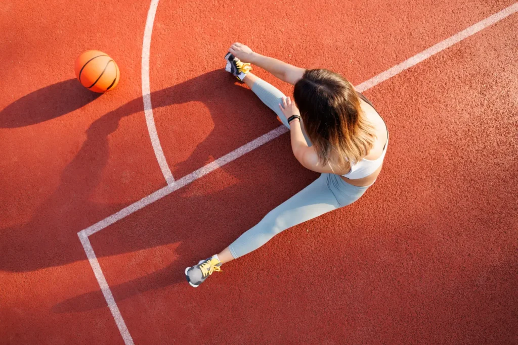 Niña estirándose antes de jugar ejercicios para crecer saludables- clinica del crecimiento