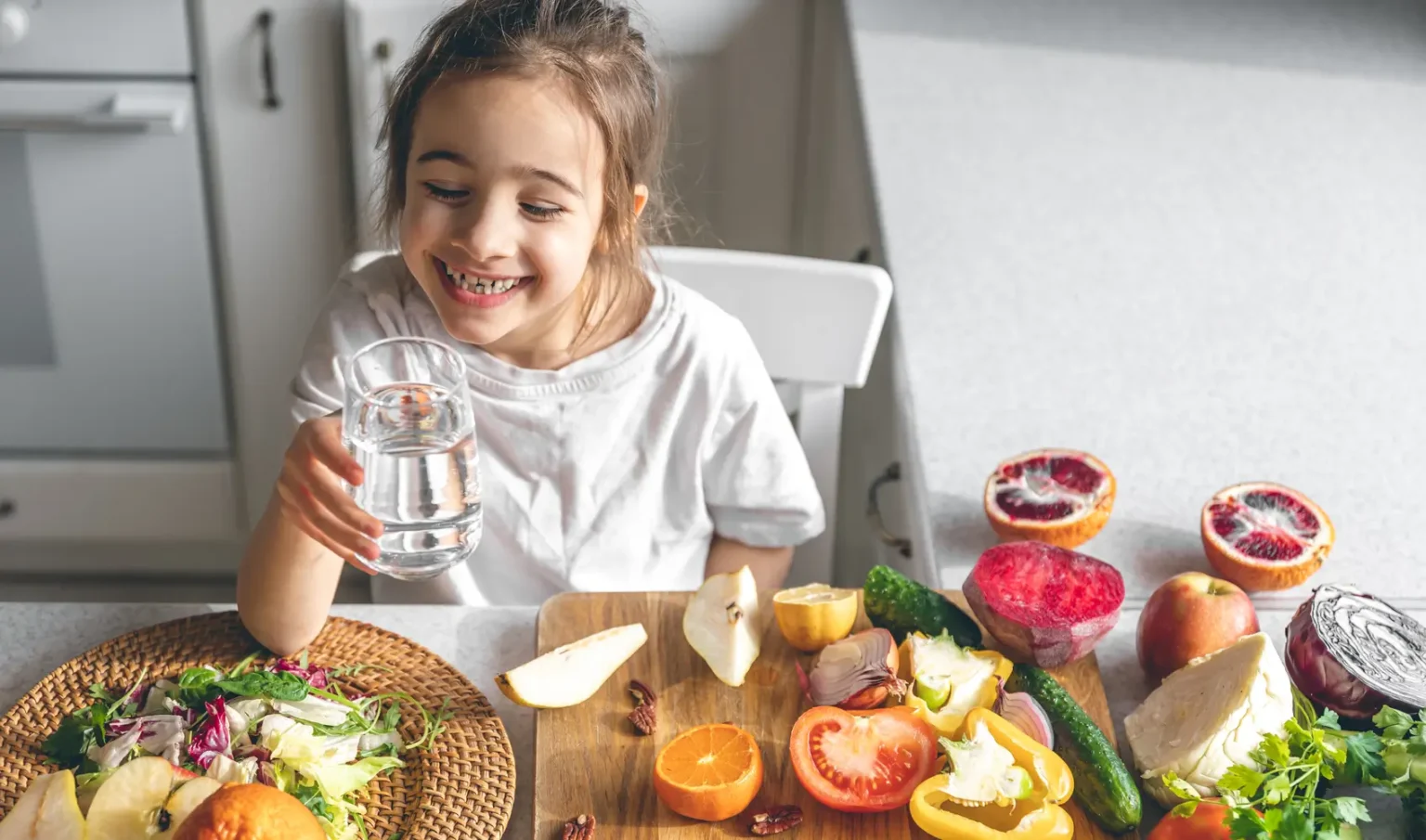 Niño disfrutando una dieta rica en proteínas en casa