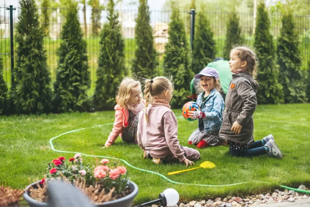 Niños en crecimiento jugando al aire libre-clinica del crecimiento