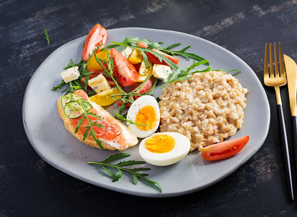 Plato con alimentos con proteínas como pollo y huevo
