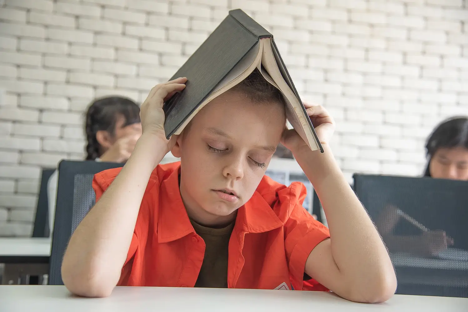 Niño con dificultad de concentración en clase – tdah en niños- clinica del crecimiento