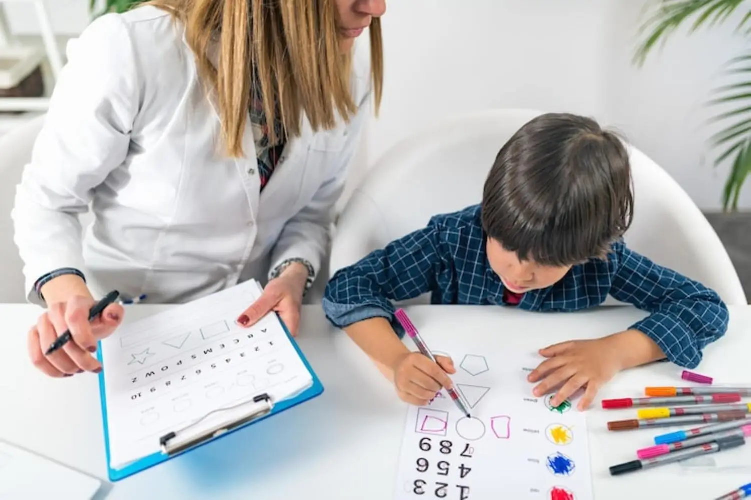 Espacio de estudio ordenado – estrategias de atención infantil - clinica del crecimiento