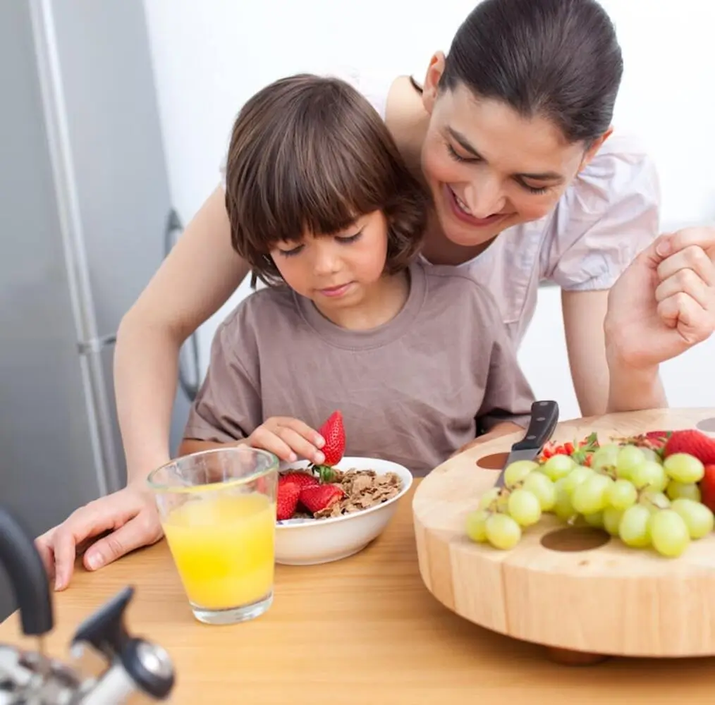 Clínica del Crecimiento | como crecer de estatura,que comer para crecer de estatura,hormona del crecimiento,ejercicios para crecer,crecimiento infantil Mamá sirviendo yogur y frutas a su hijo – alimentos sanos y nutritivos para niños - clinica del crecimiento