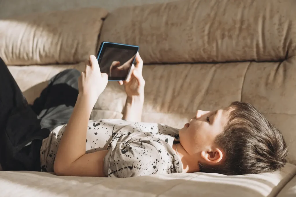 Niño con pantallas en entorno tranquilo – atención dispersa en los niños - clinica del crecimiento