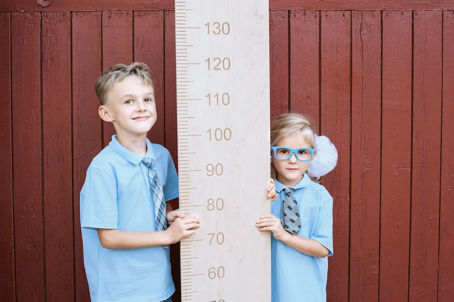 Niño midiendo su altura frente a la pared – como crecer de estatura - clinica del crecimiento
