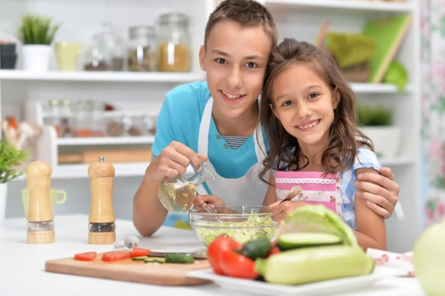 Platos coloridos con verduras y pescado – alimentos nutritivos para niños de primaria - clinica del crecimiento