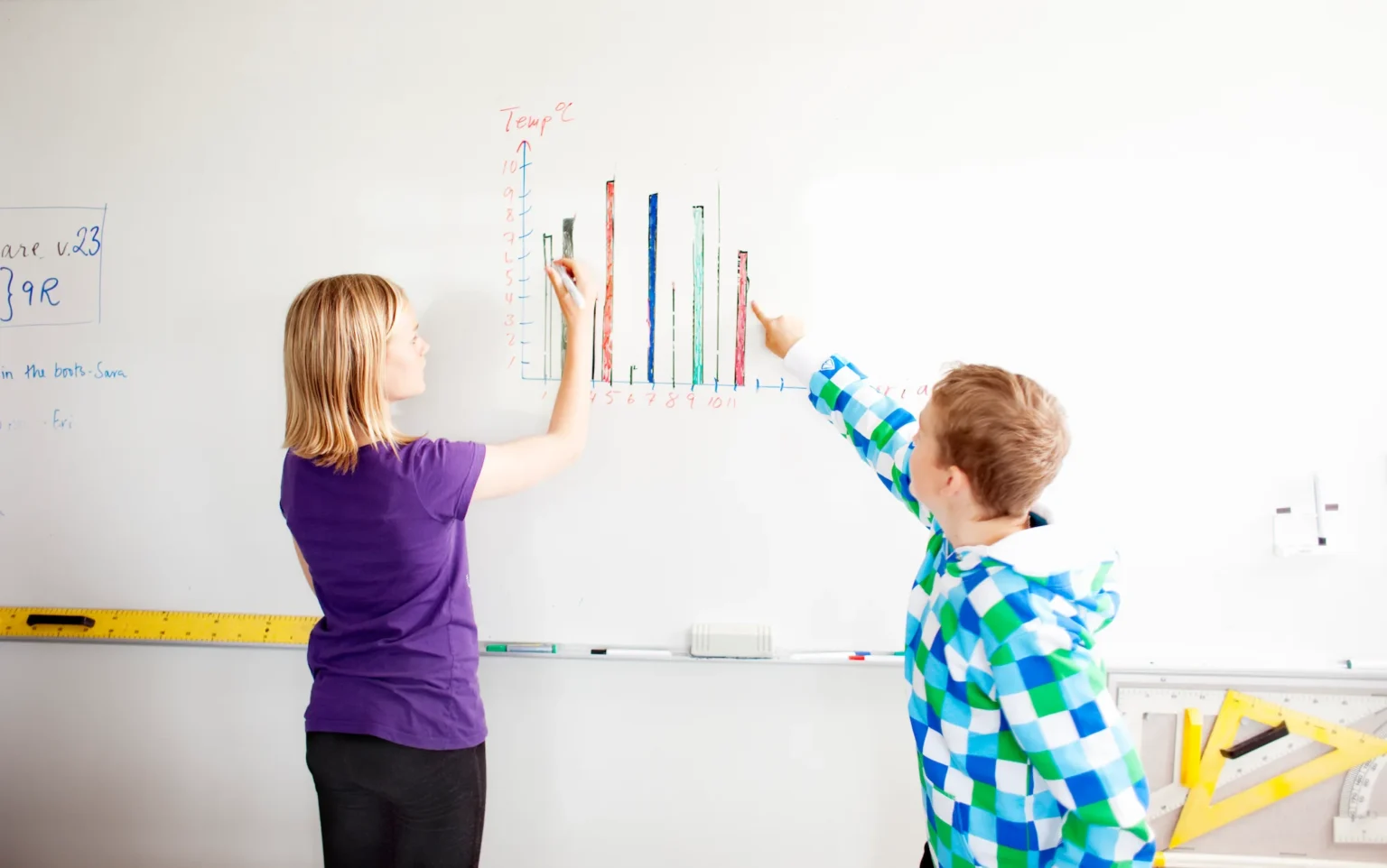 Niño siendo medido en consulta pediátrica – curva de crecimiento - clinica del crecimiento