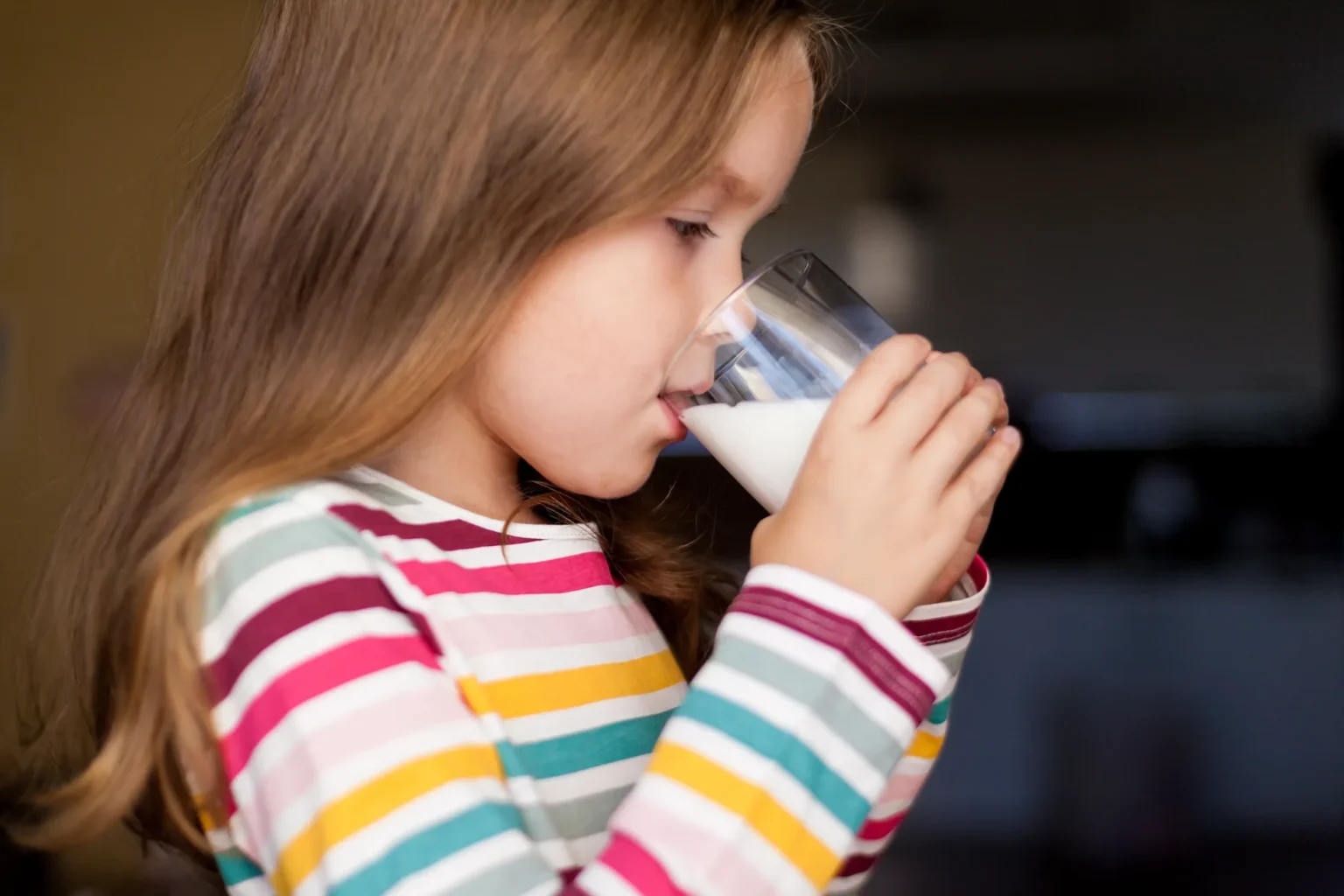 Niño tomando leche – fuente de alimentos con calcio - clinica del crecimiento