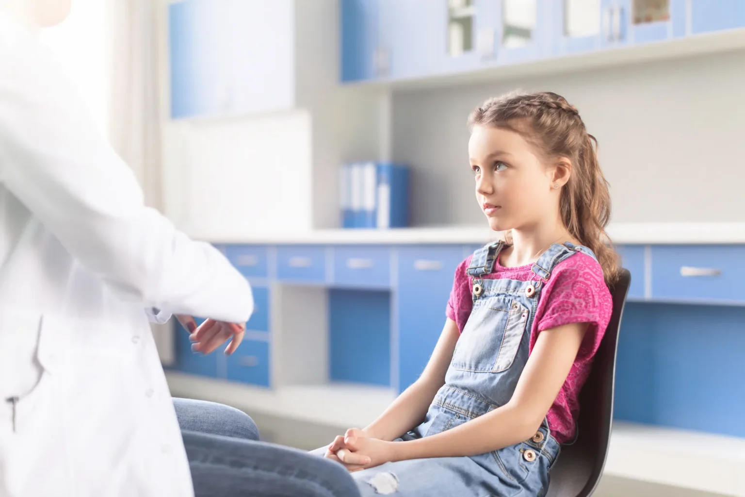 Niño jugando con juguetes libres de BPA y ftalatos – disruptores endocrinos - clinica del crecimiento