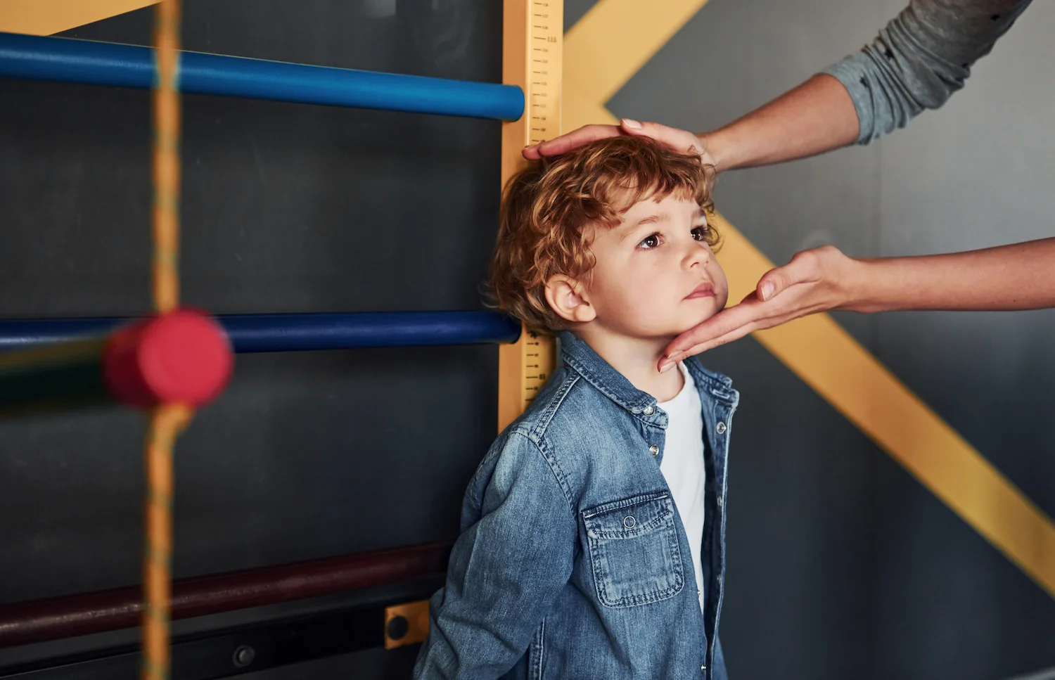 Niño siendo medido en consulta médica – retraso en el crecimiento- clinica de crecimiento